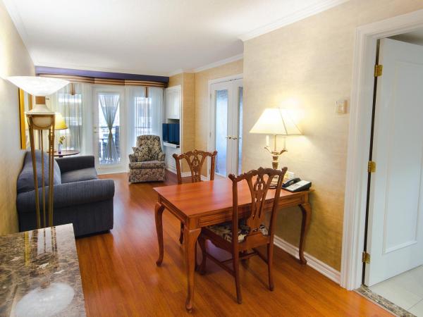 Hôtel Palace Royal : photo 4 de la chambre suite avec balcon, 1 lit king-size et canapé-lit - côté jardin intérieur