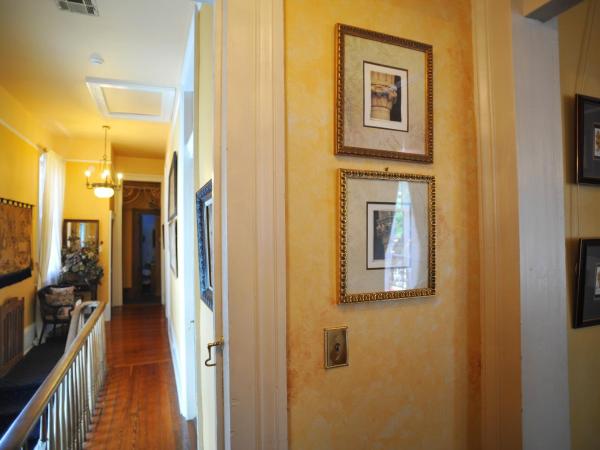 HH Whitney House - A Bed & Breakfast on the Historic Esplanade : photo 2 de la chambre chambre lit queen-size avec salle de bains commune