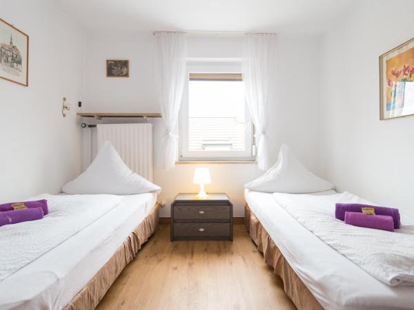 Hotel Moosbichl : photo 3 de la chambre chambre lits jumeaux avec salle de bains commune