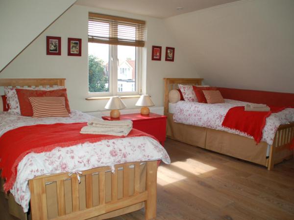 Brookview Guest House : photo 4 de la chambre chambre lits jumeaux - vue sur jardin