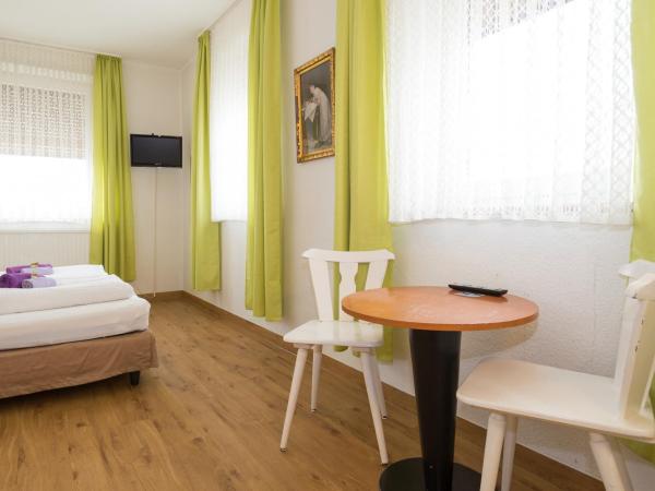 Hotel Moosbichl : photo 4 de la chambre chambre lits jumeaux avec salle de bains commune