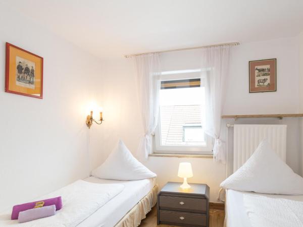 Hotel Moosbichl : photo 8 de la chambre chambre lits jumeaux avec salle de bains commune