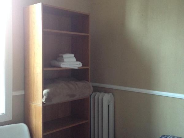 The Rex Hotel Jazz & Blues Bar : photo 2 de la chambre chambre simple avec lit simple et salle de bains commune