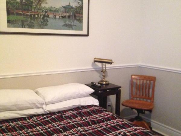 The Rex Hotel Jazz & Blues Bar : photo 8 de la chambre chambre basique avec lit double et salle de bains commune