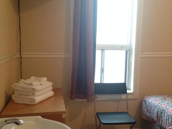 The Rex Hotel Jazz & Blues Bar : photo 1 de la chambre chambre double ou lits jumeaux basique avec 2 lits simples et salle de bains commune