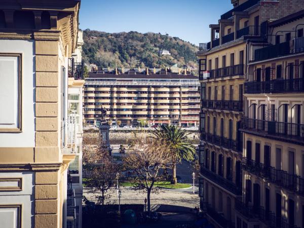 Legazpi Doce Rooms & Suites : photo 5 de la chambre appartement 1 chambre avec balcon