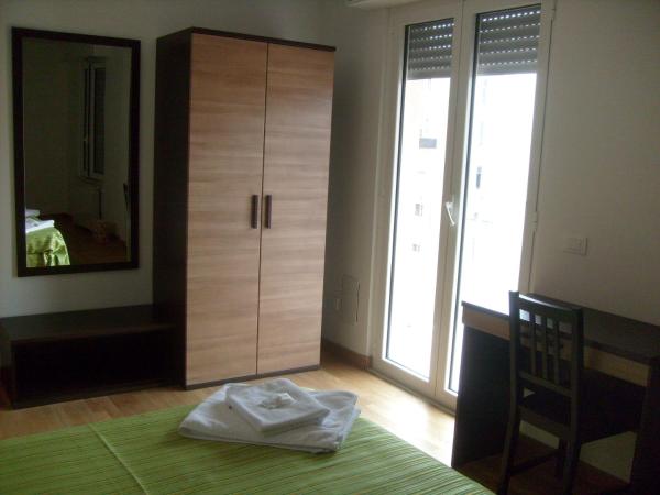 Euro Inn B&B : photo 1 de la chambre chambre quadruple avec salle de bains commune