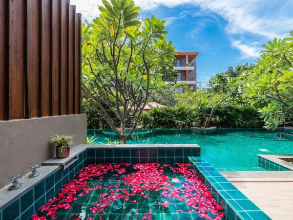 Ayrest Hua Hin Hotel : photo 3 de la chambre chambre de luxe avec accès à la piscine et baignoire spa