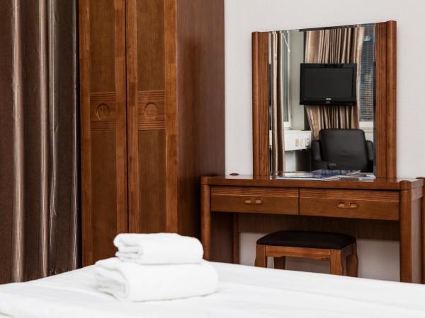 Hotel Expo Stockholm : photo 7 de la chambre chambre lits jumeaux avec salle de bains commune - annexe