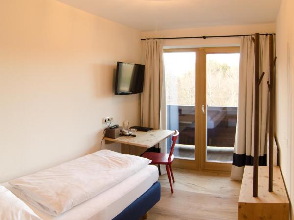 SEEBICHL haus am see Designhotel Kitzbühel : photo 2 de la chambre chambre simple avec balcon