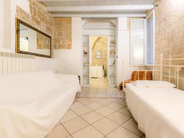 Chiesa Greca - SIT Rooms & Apartments : photo 1 de la chambre chambre familiale avec salle de bains privative