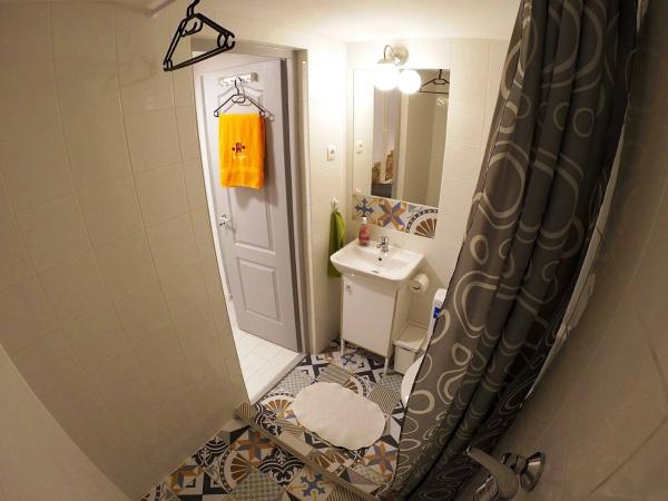 Friends Hostel & Apartments : photo 4 de la chambre chambre lits jumeaux avec salle de bains privative