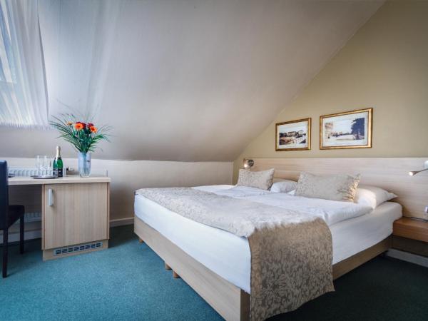 Hotel Taurus : photo 10 de la chambre chambre double ou lits jumeaux Économique - mansardée