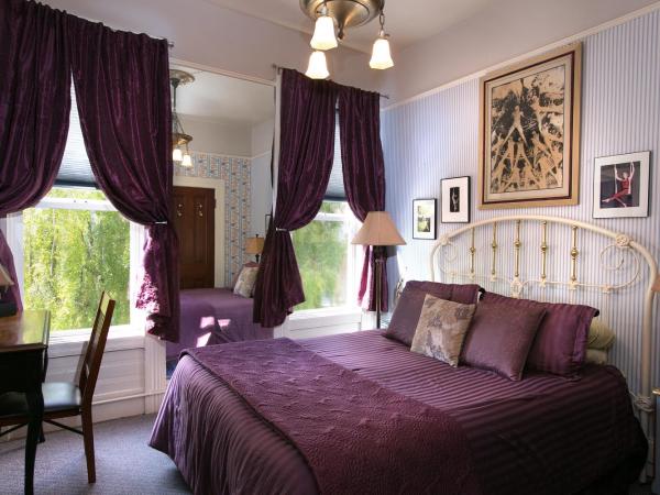 Noe's Nest Bed and Breakfast : photo 2 de la chambre chambre lit queen-size avec salle de bains privative dans couloir
