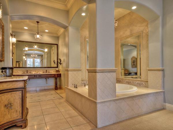 The Villa at Arden Hills : photo 3 de la chambre suite lit king-size avec baignoire spa