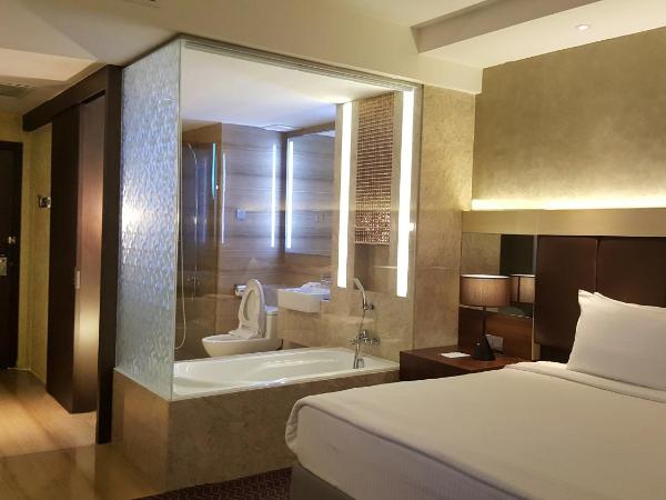 KSL Hotel & Resort : photo 2 de la chambre chambre lit king-size premier de luxe avec baignoire