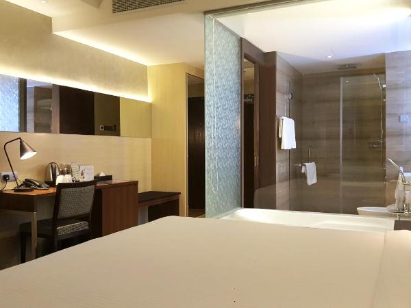 KSL Hotel & Resort : photo 4 de la chambre chambre lit king-size premier de luxe avec baignoire