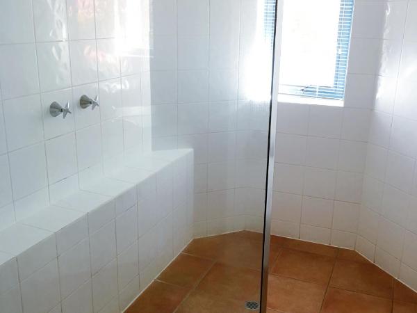 181 The Esplanade : photo 7 de la chambre appartement 2 chambres au rez-de-chaussée (connexion wi-fi gratuite) - vue sur jardin