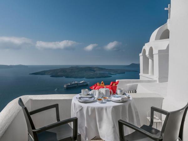 Aigialos Luxury Traditional Settlement : photo 3 de la chambre suite avec vue sur mer et volcan