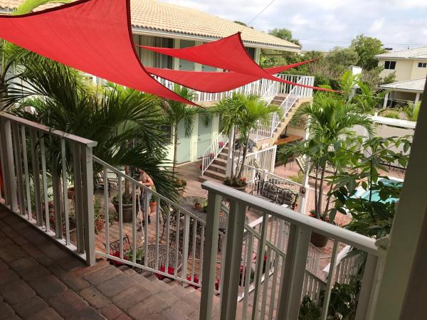 The Big Coconut Guesthouse - Gay Men's Resort : photo 3 de la chambre chambre avec 2 grands lits queen-size