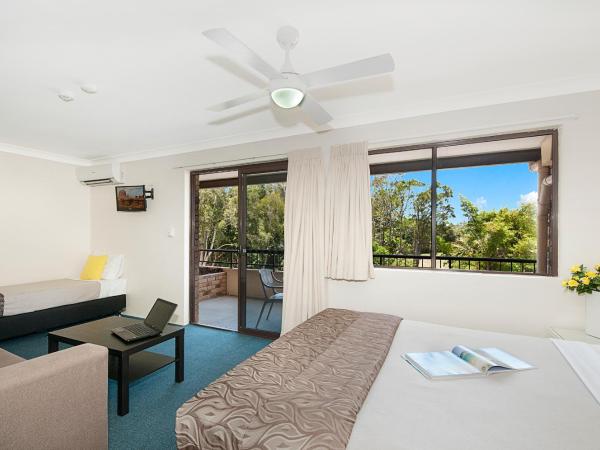 Byron Bayside Central Studio Apartments : photo 3 de la chambre chambre lit queen-size avec balcon