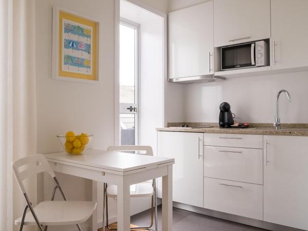 Simon Guest Apartments : photo 3 de la chambre chambre double ou lits jumeaux avec terrasse