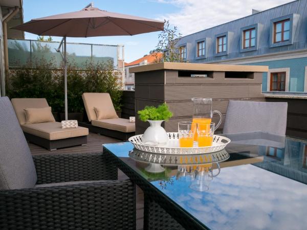 Simon Guest Apartments : photo 2 de la chambre chambre double ou lits jumeaux avec terrasse