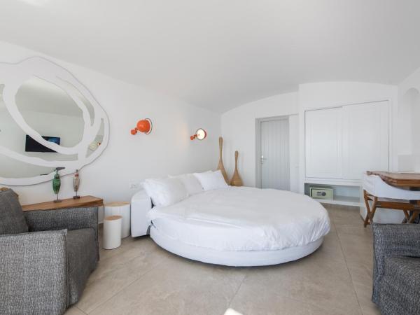 Santorini Secret Suites & Spa, Small Luxury Hotels of the World : photo 1 de la chambre suite premium avec bain à remous privé - vue sur caldeira