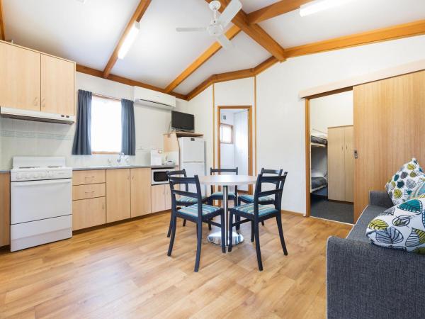 Alivio Tourist Park Canberra : photo 1 de la chambre rosella cabin (2 bedroom)