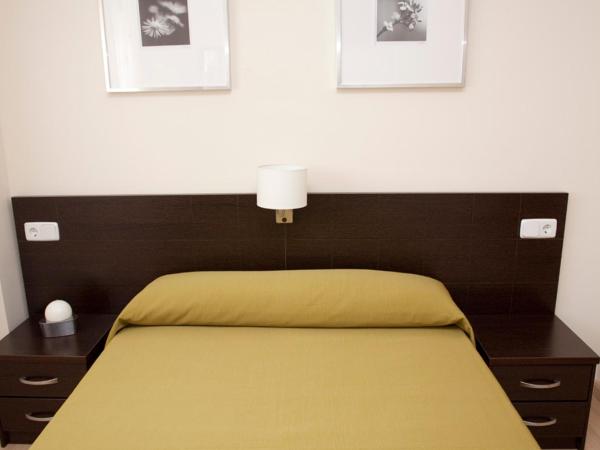Hostal Granado : photo 5 de la chambre chambre lits jumeaux avec lit d’appoint - 301