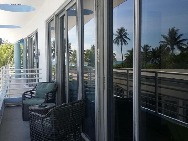 Strand Ocean Drive Suites : photo 2 de la chambre suite 1 chambre lit king-size avec balcon - vue partielle sur océan - c302