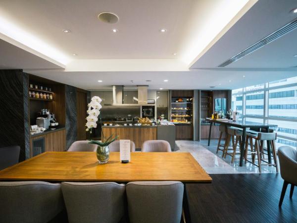 Pullman Bangkok King Power : photo 1 de la chambre suite exécutive avec 1 lit king et accès au salon exécutif