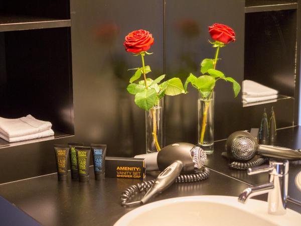 Dasbreitehotel am Rhein : photo 2 de la chambre chambre lit queen-size design avec lit de 140 cm