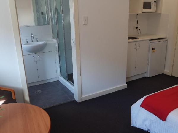 Cityview Studio Accommodation : photo 9 de la chambre studio lit queen-size de luxe 