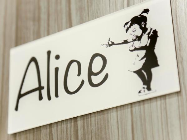 Roots Hostel : photo 8 de la chambre lits superposés dans dortoir 12 lits réservé aux femmes