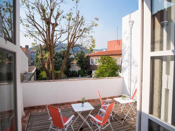 Dona Emília Guest House & Studio Apartment Building : photo 6 de la chambre double or twin room with private external bathroom and mountain views