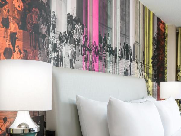 Hyatt Centric Arlington : photo 1 de la chambre chambre lit king-size avec baignoire accessible aux personnes à mobilité réduite