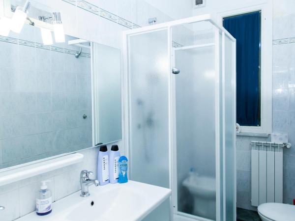 BBC Christian Bed & Breakfast : photo 4 de la chambre chambre triple avec salle de bains commune