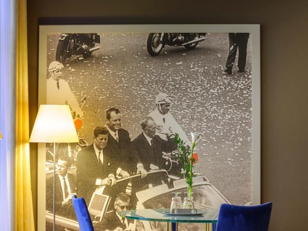 Mercure Hotel & Residenz Berlin Checkpoint Charlie : photo 8 de la chambre suite supérieure avec 1 lit double et 1 canapé-lit