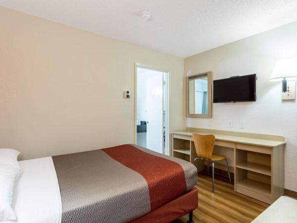 Motel 6-Albuquerque, NM - South - Airport : photo 1 de la chambre chambre double - accessible aux personnes à mobilité réduite - douche accessible en fauteuil roulant