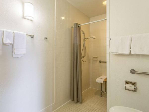 Motel 6-Albuquerque, NM - South - Airport : photo 5 de la chambre chambre double - accessible aux personnes à mobilité réduite - douche accessible en fauteuil roulant