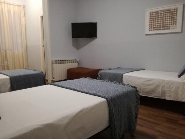 Hostal Lesseps : photo 7 de la chambre chambre triple