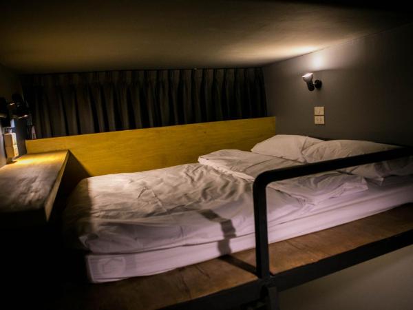 Silom Space Hostel : photo 2 de la chambre chambre triple avec salle de bains privative