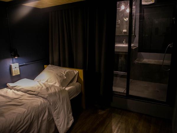 Silom Space Hostel : photo 4 de la chambre chambre triple avec salle de bains privative