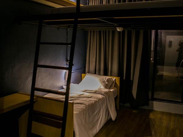 Silom Space Hostel : photo 3 de la chambre chambre triple avec salle de bains privative