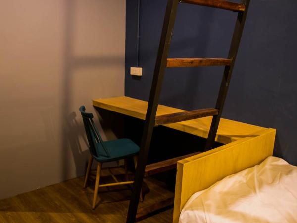 Silom Space Hostel : photo 5 de la chambre chambre triple avec salle de bains privative