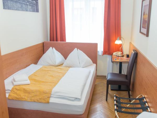 Pension Lehrerhaus : photo 2 de la chambre petite chambre double avec salle de bains commune