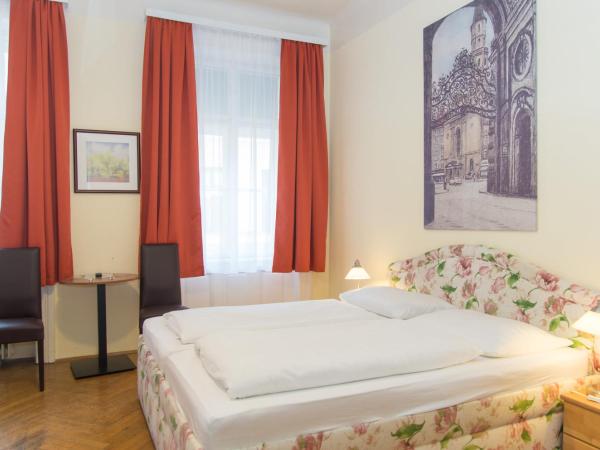 Pension Lehrerhaus : photo 2 de la chambre chambre double avec salle de bains privative