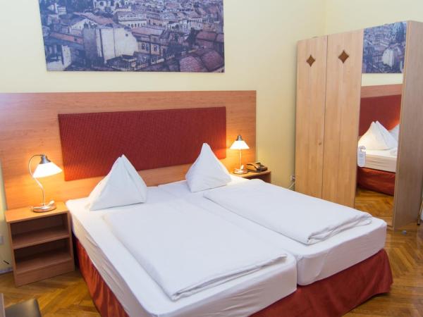 Pension Lehrerhaus : photo 5 de la chambre chambre double avec salle de bains privative