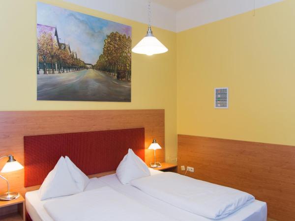 Pension Lehrerhaus : photo 6 de la chambre chambre double avec salle de bains commune